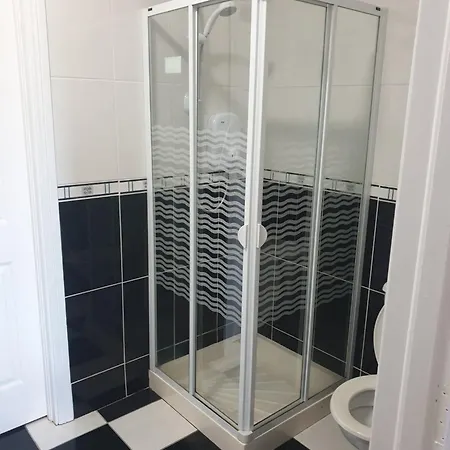 Sleeps 2 With Free Parking