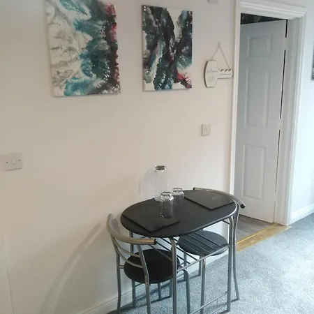 Apartament Sleeps 2 With Free Parking *