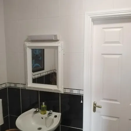 Sleeps 2 With Free Parking Apartament Carrick on Shannon