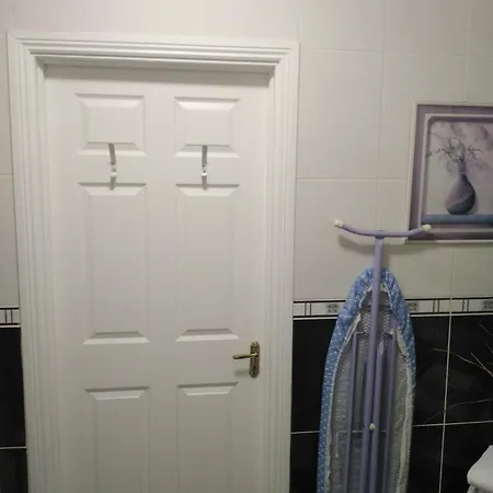 Sleeps 2 With Free Parking Apartament *