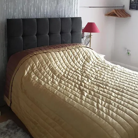 Sleeps 2 With Free Parking *